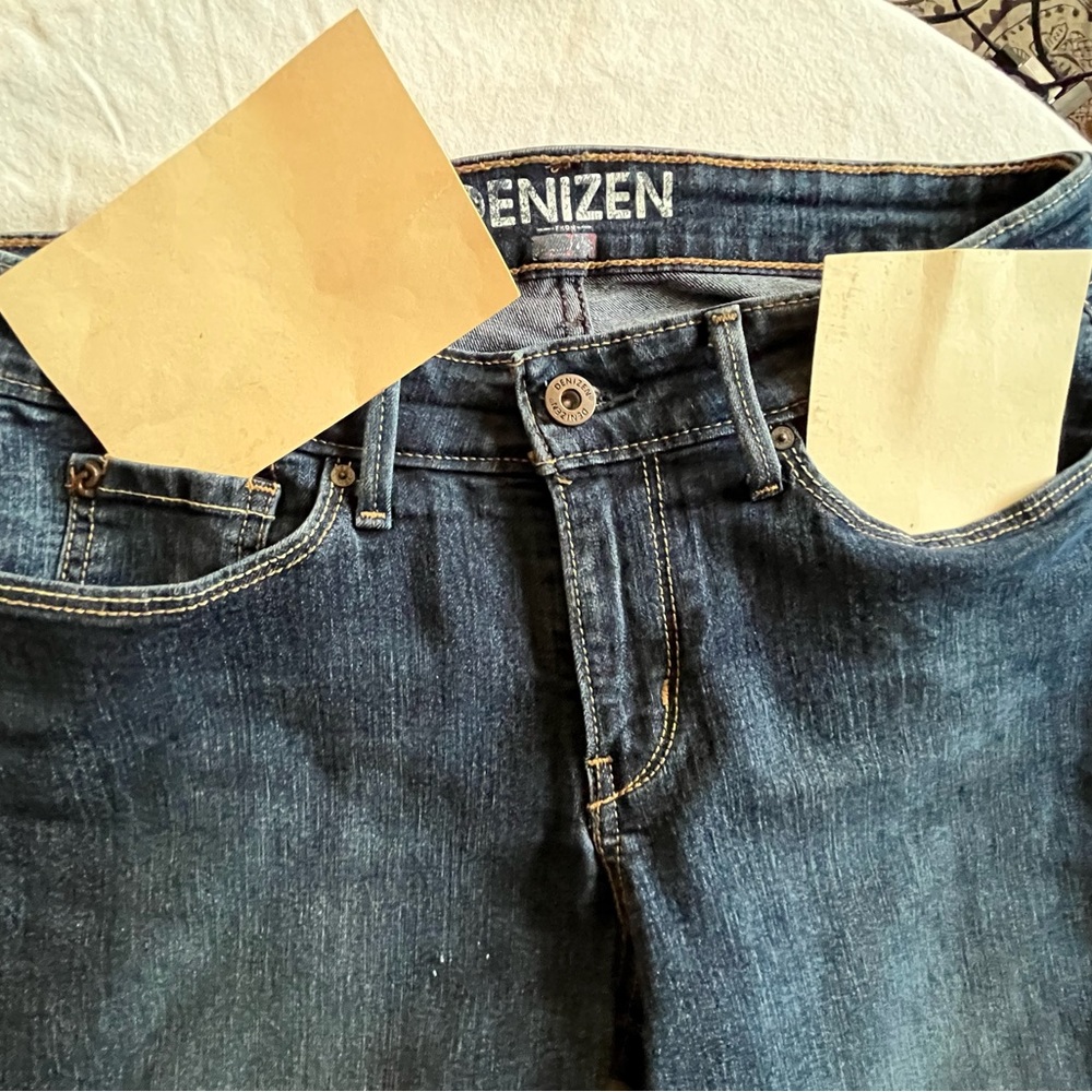 Capris/ size 4 / Denizen/ blue color in the first picture is not correct - Picture 3 of 6